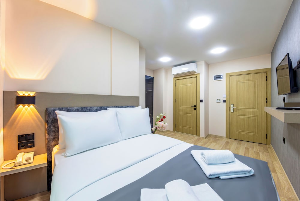 SUPERIOR, DOUBLE BED, CITY VIEW