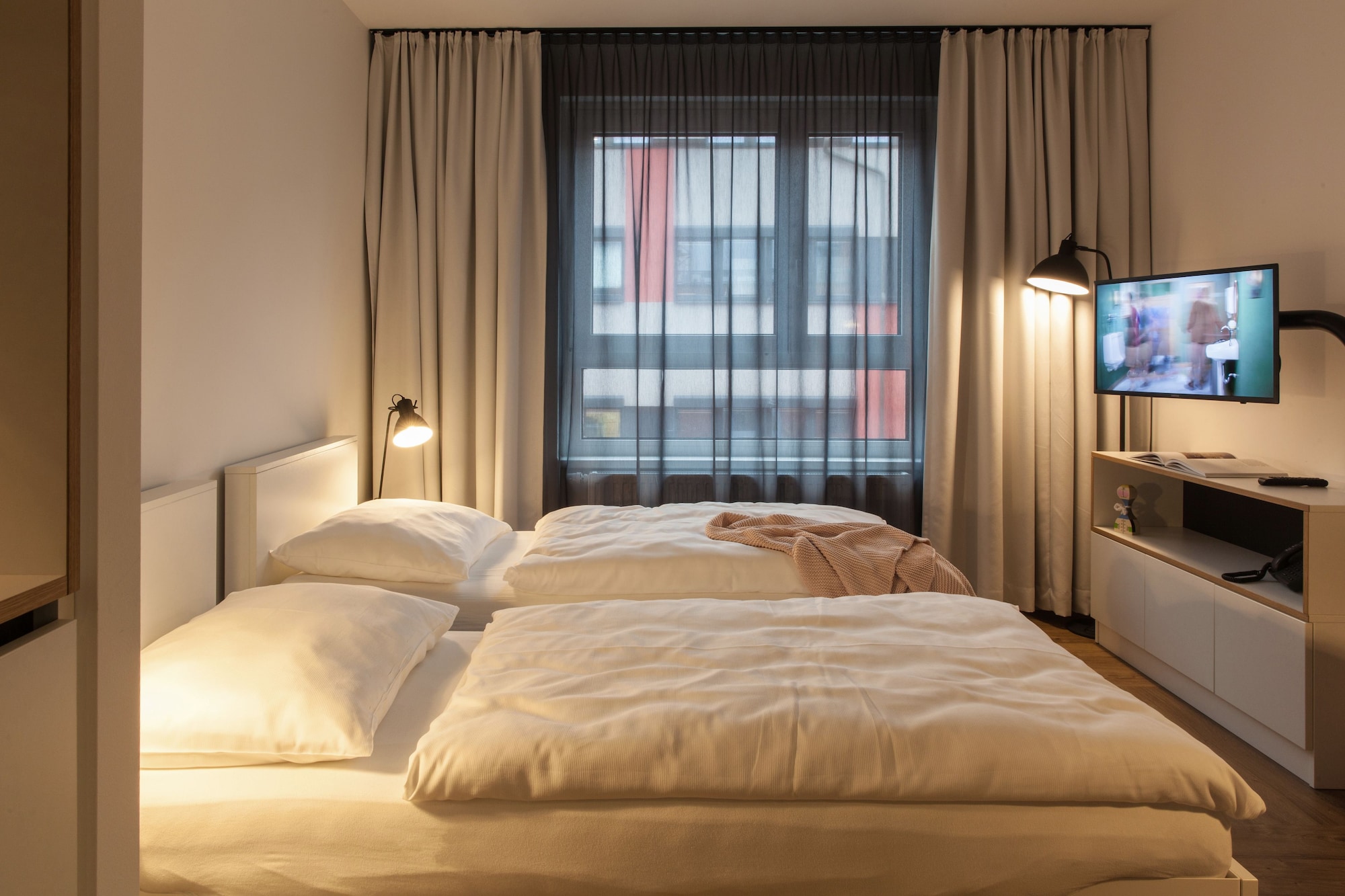 STUDIO, TWIN BEDS