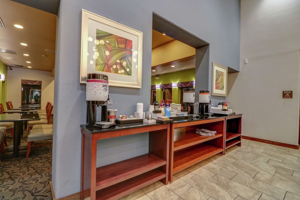 Hampton Inn Tropicana 26/30