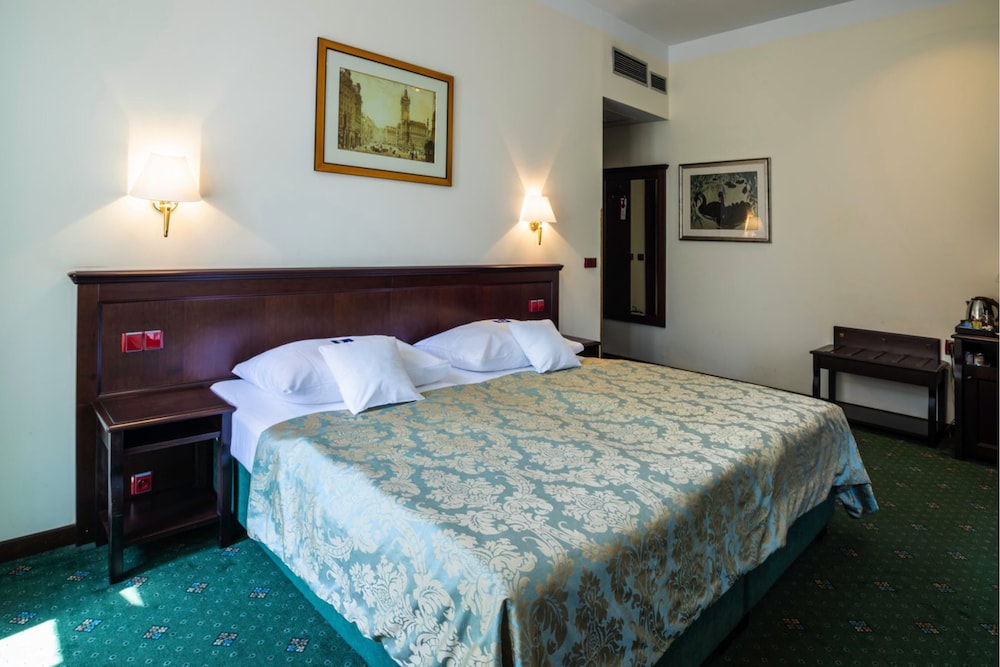 EA Hotel Downtown 16/40