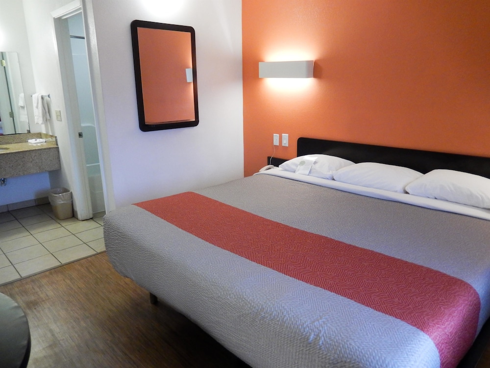 Motel6 Clute, TX 9/38
