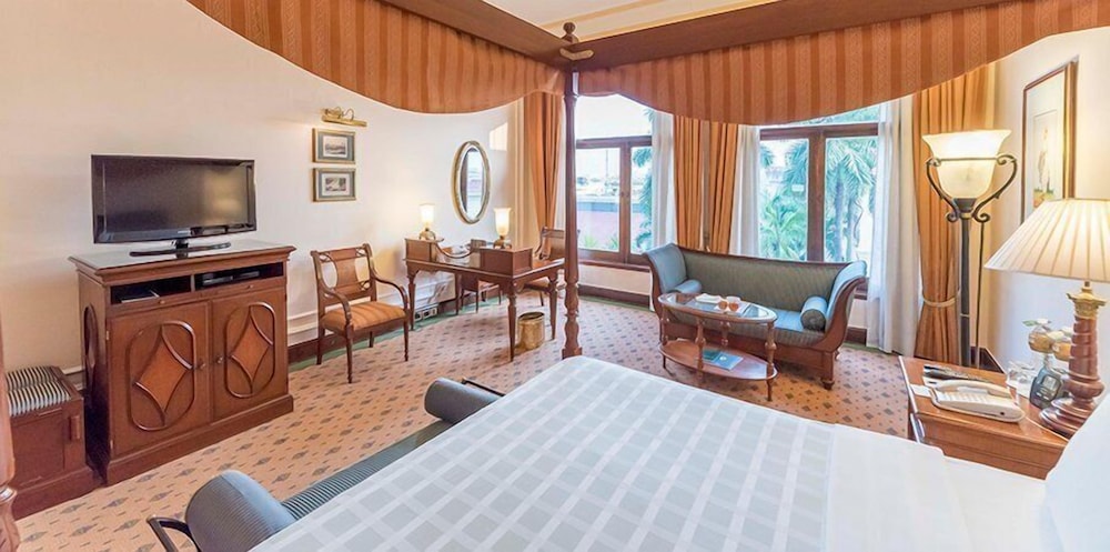 THE OBEROI GRAND 34/81