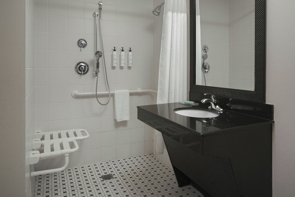 Fairfield Inn Suites By Marriott Louisville East 46/50