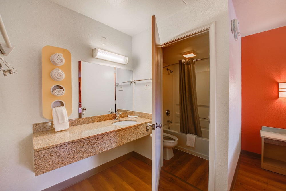 Travelodge by Wyndham Norfolk Airport 45/48
