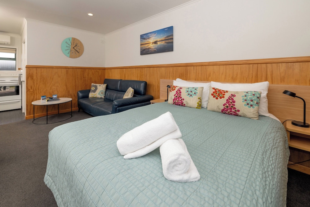 1 Bedroom, Motel, Bunk Bed, 2 Queen Beds