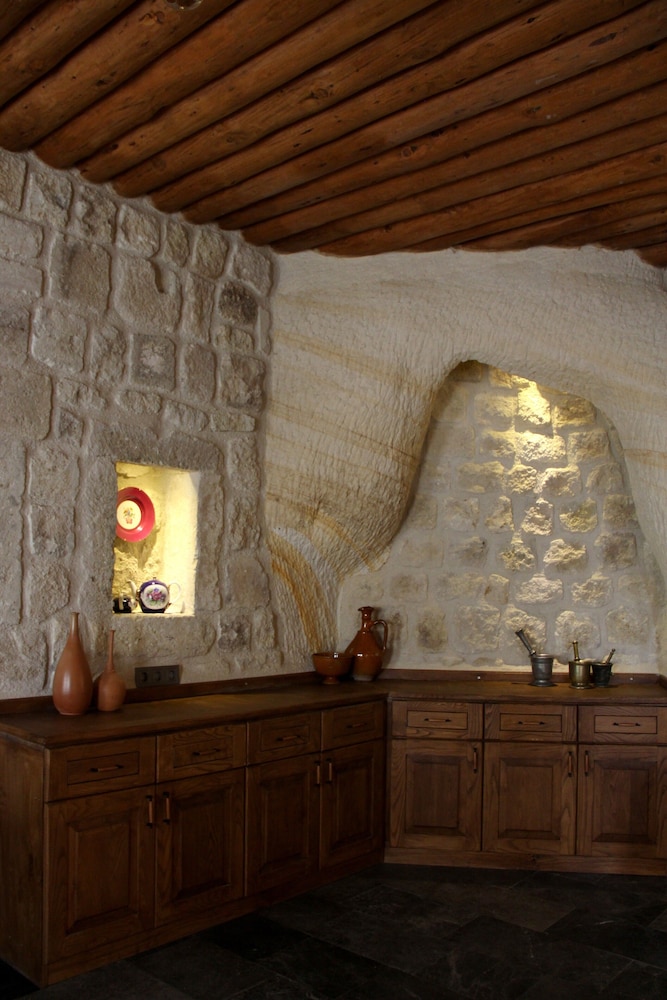 1811 Cave Hotel 3/50