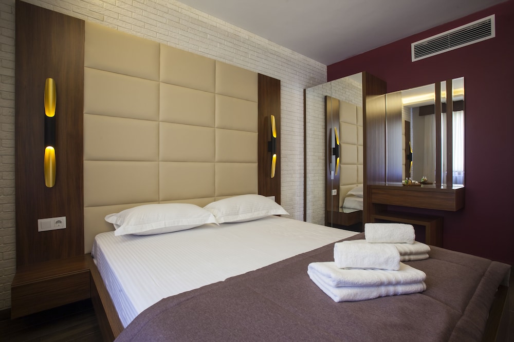 Maxuite Hotel In Home 13/37