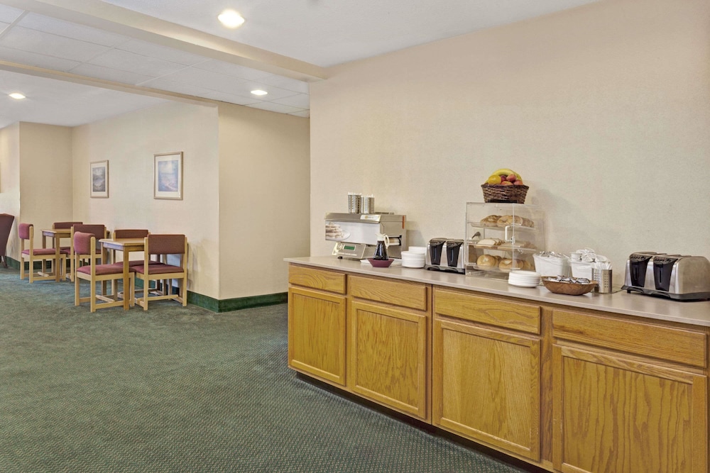 Red Lion Inn & Suites Elk Grove Village, IL 4/42