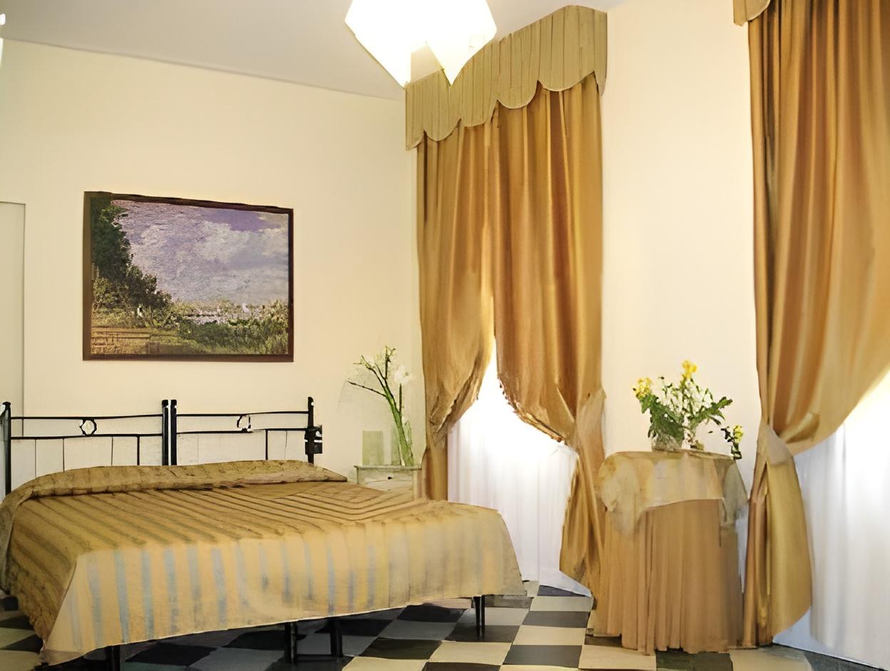 ROOM, DOUBLE BED