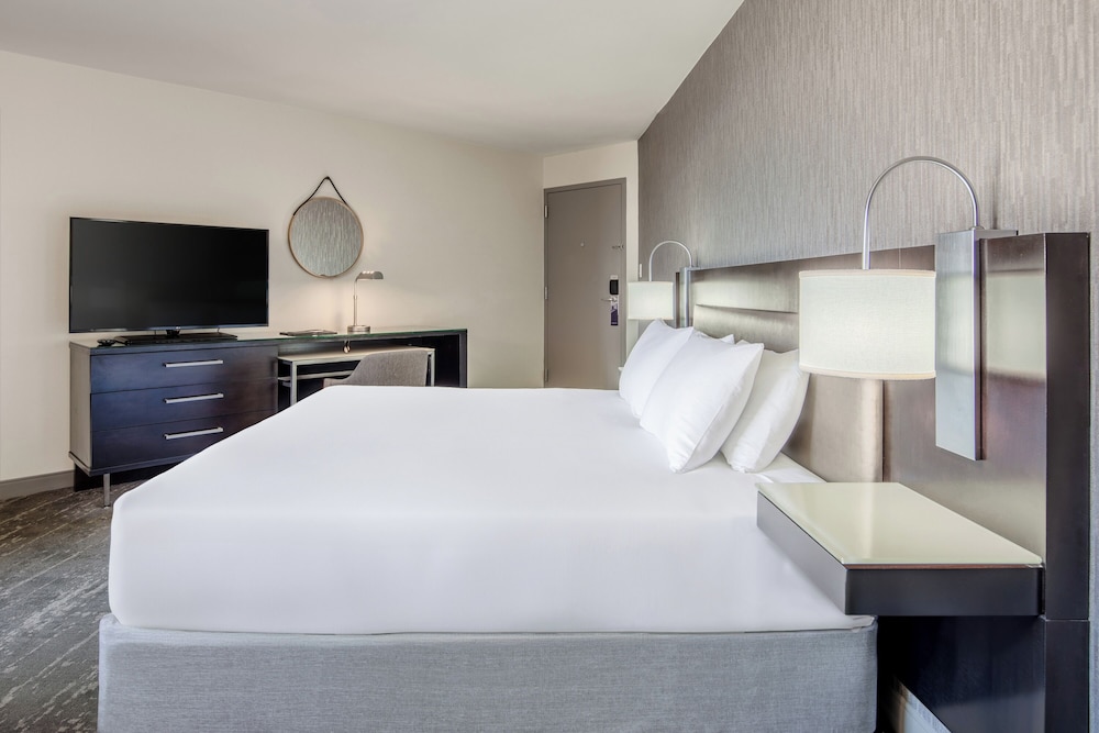Hyatt Regency Indianapolis 19/69