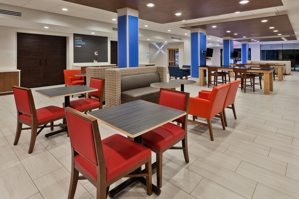 Holiday Inn Express & Suites Fayetteville 43/62