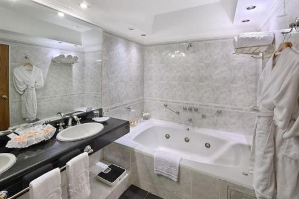 junior suite, multiple beds