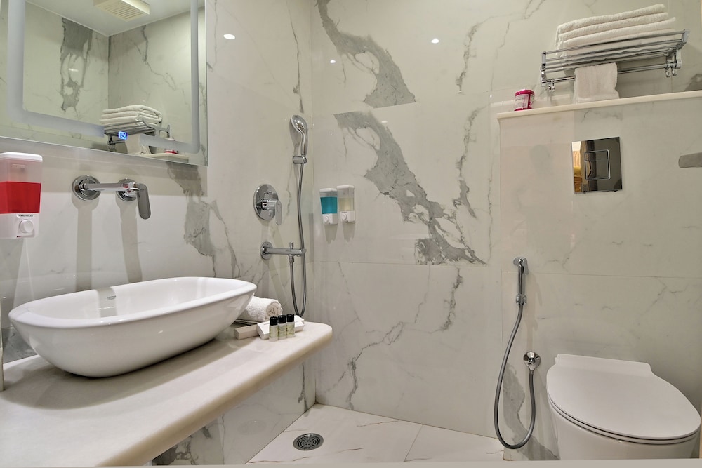 Hotel Aman International 62/67
