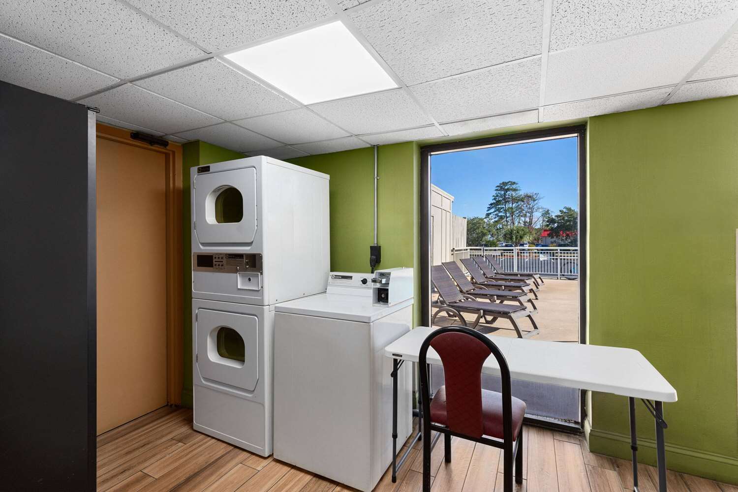 Super 8 by Wyndham Myrtle Beach/Market Common Area 14/35