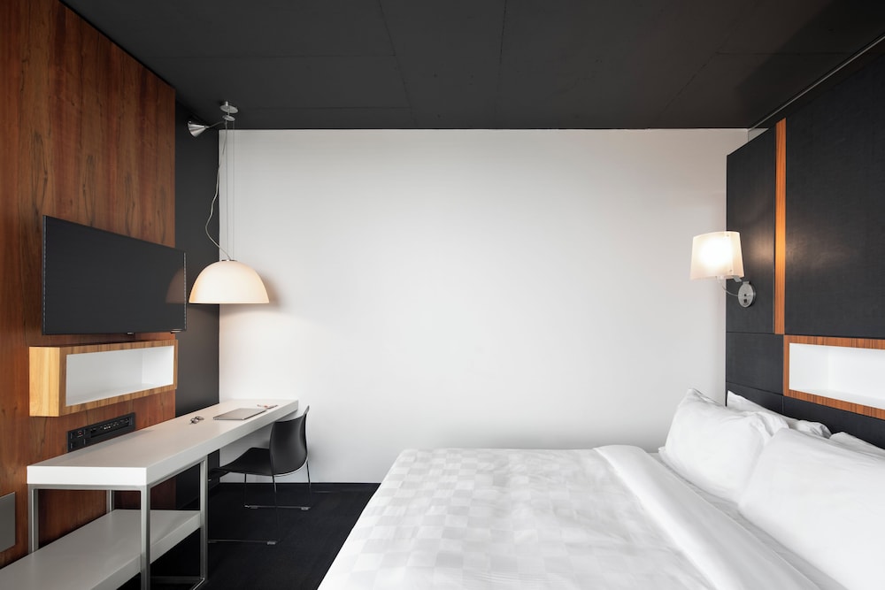 Standard, Queen Bed