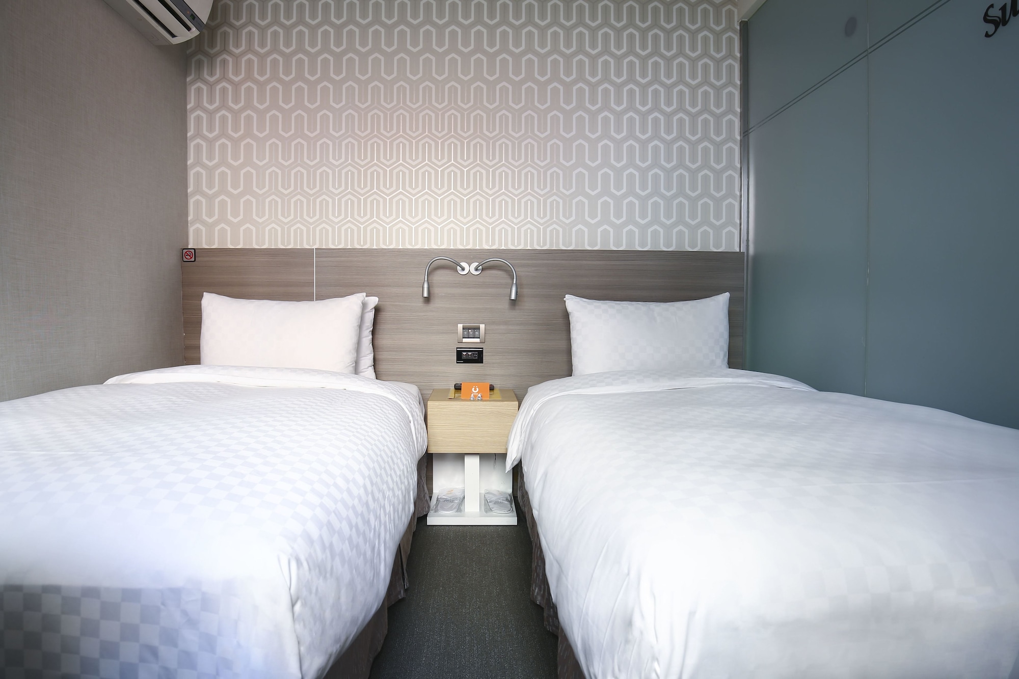 ROOM, TWIN BEDS