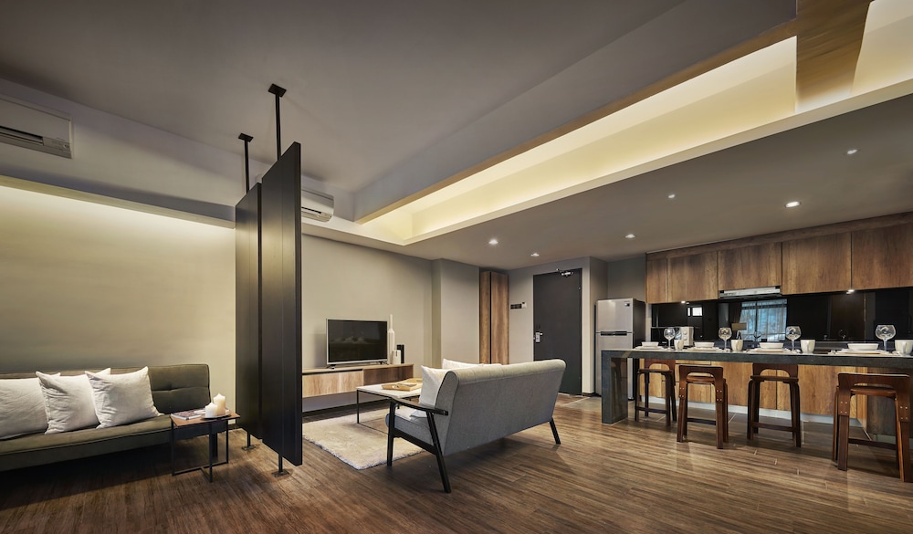 Tropics Eight Suites 42/61