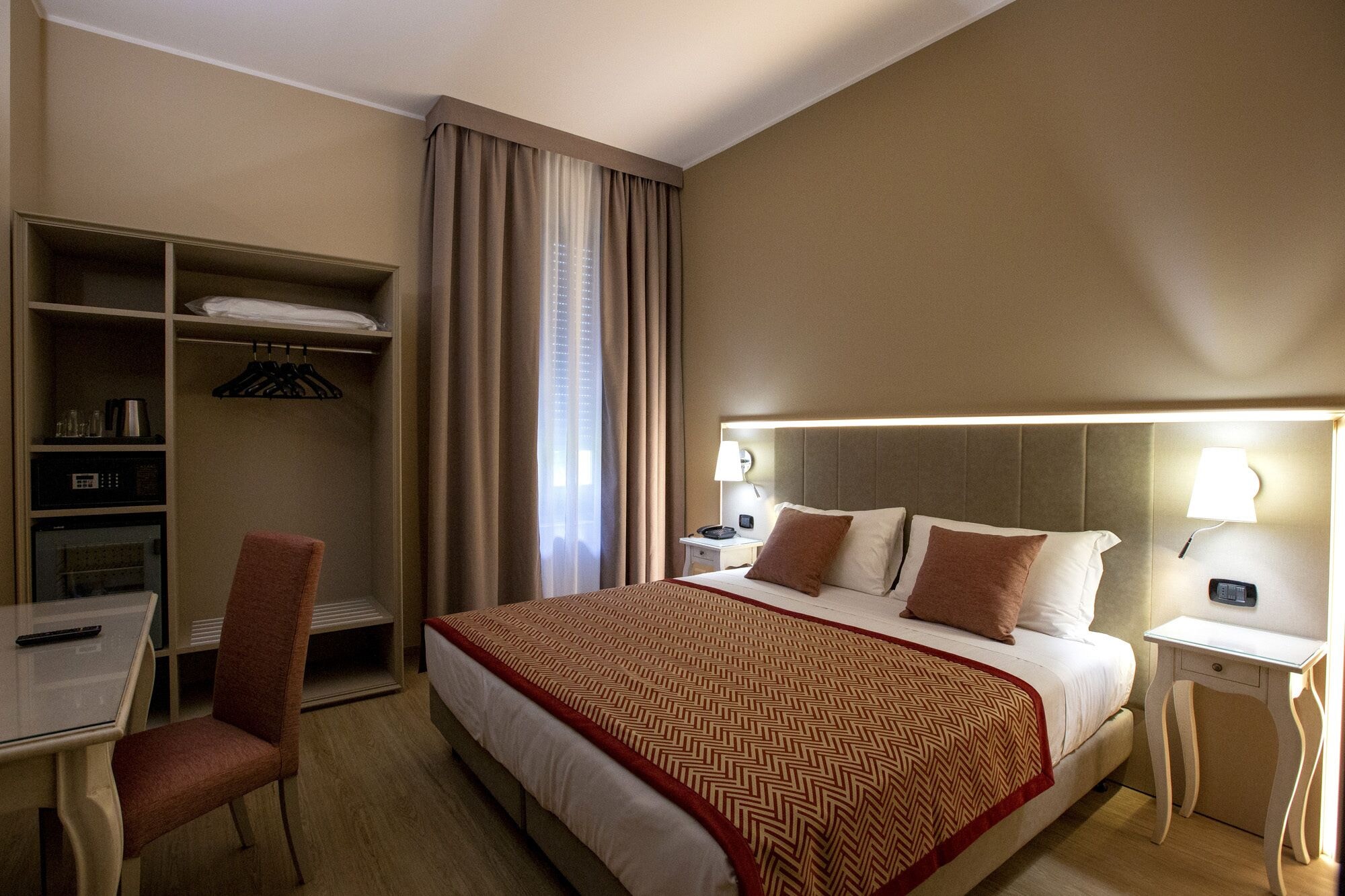 ROOM, DOUBLE BED