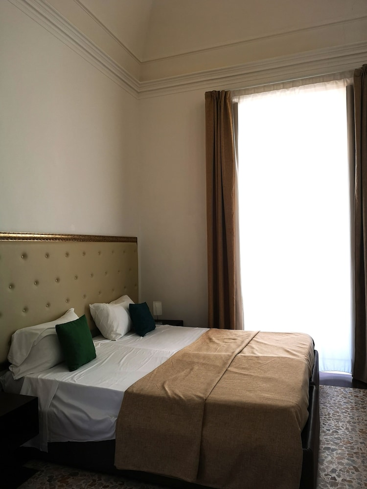 Hotel Valentino 24/46
