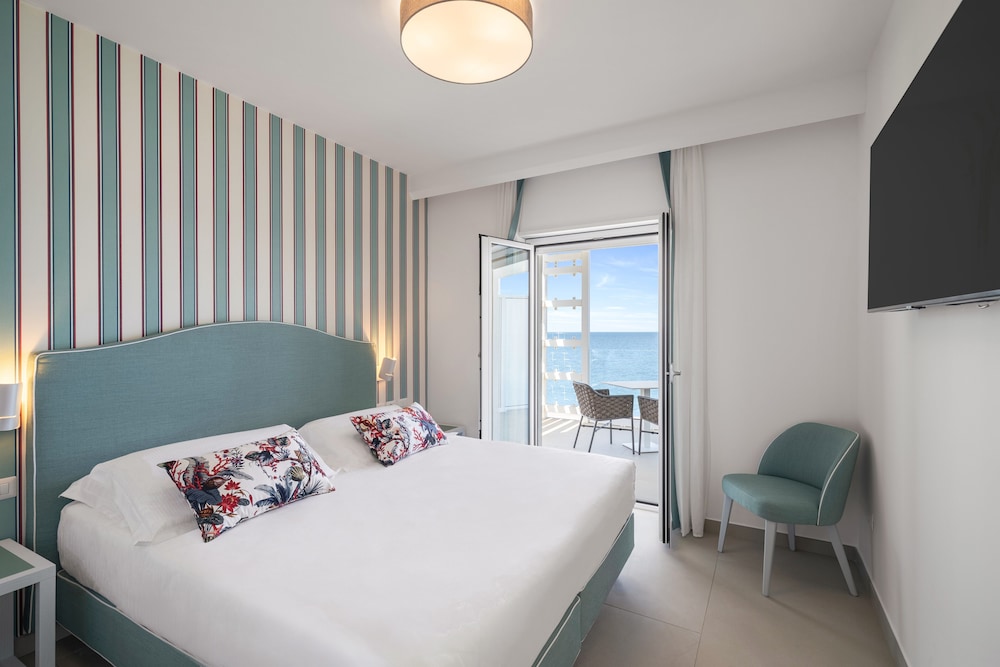Seaside Hotel 4/42