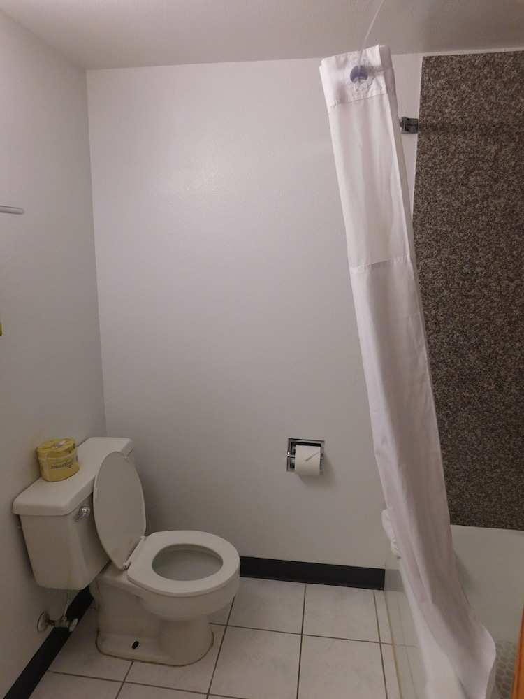 Days Inn by Wyndham West Branch Iowa City Area 12/42