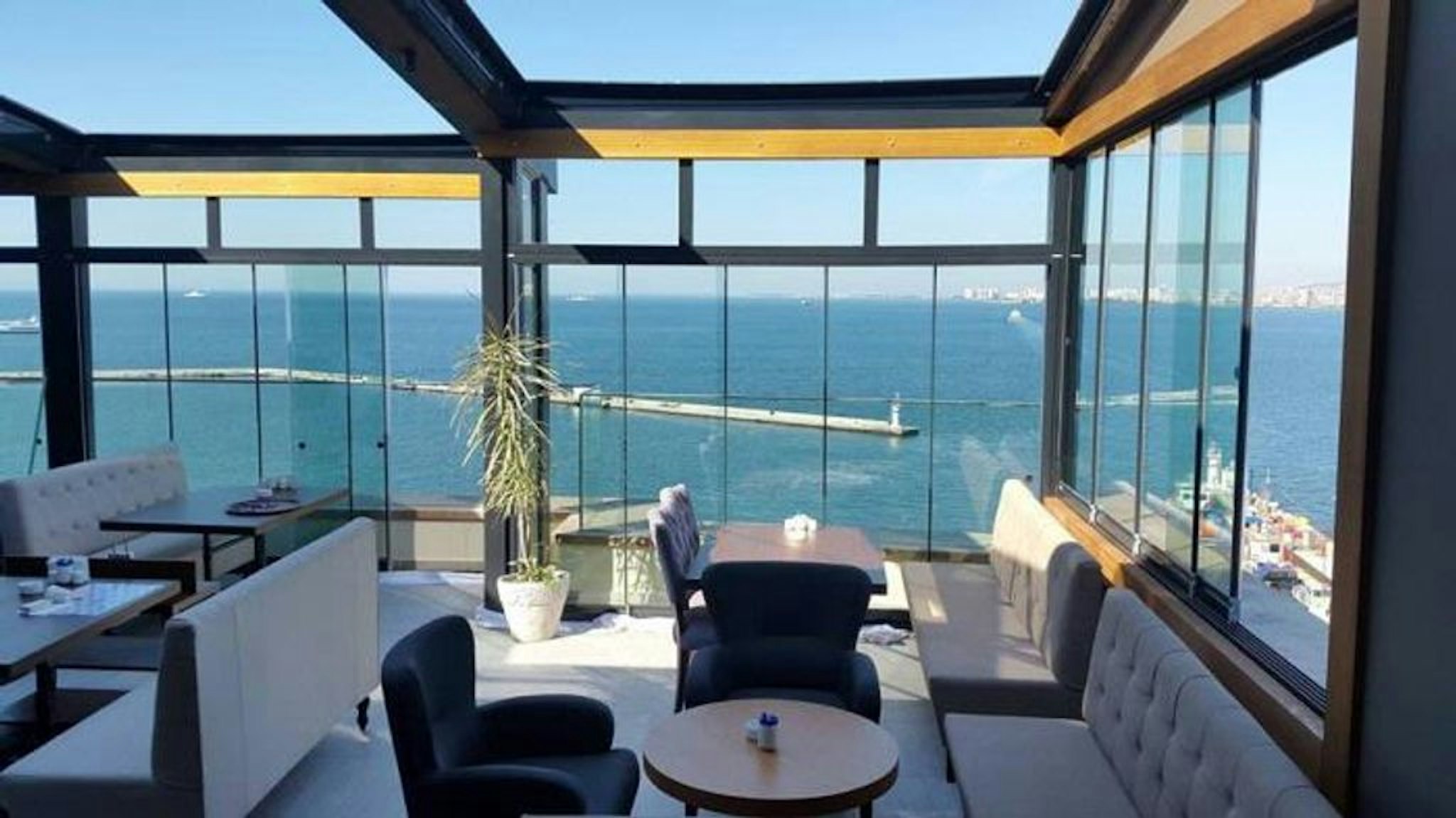 PASAPORT PIER HOTEL 55/79