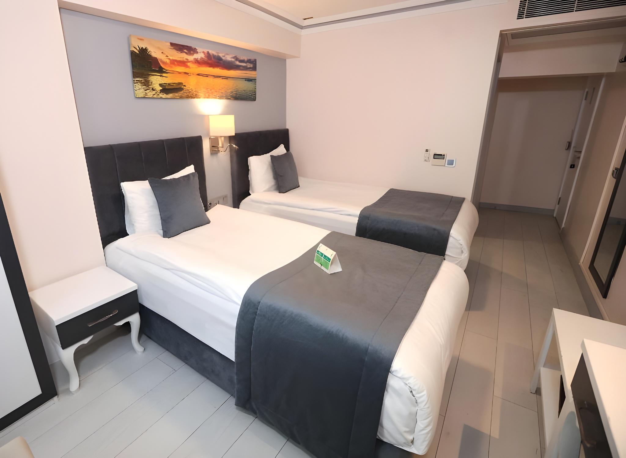 Economy, Queen Bed, No Window