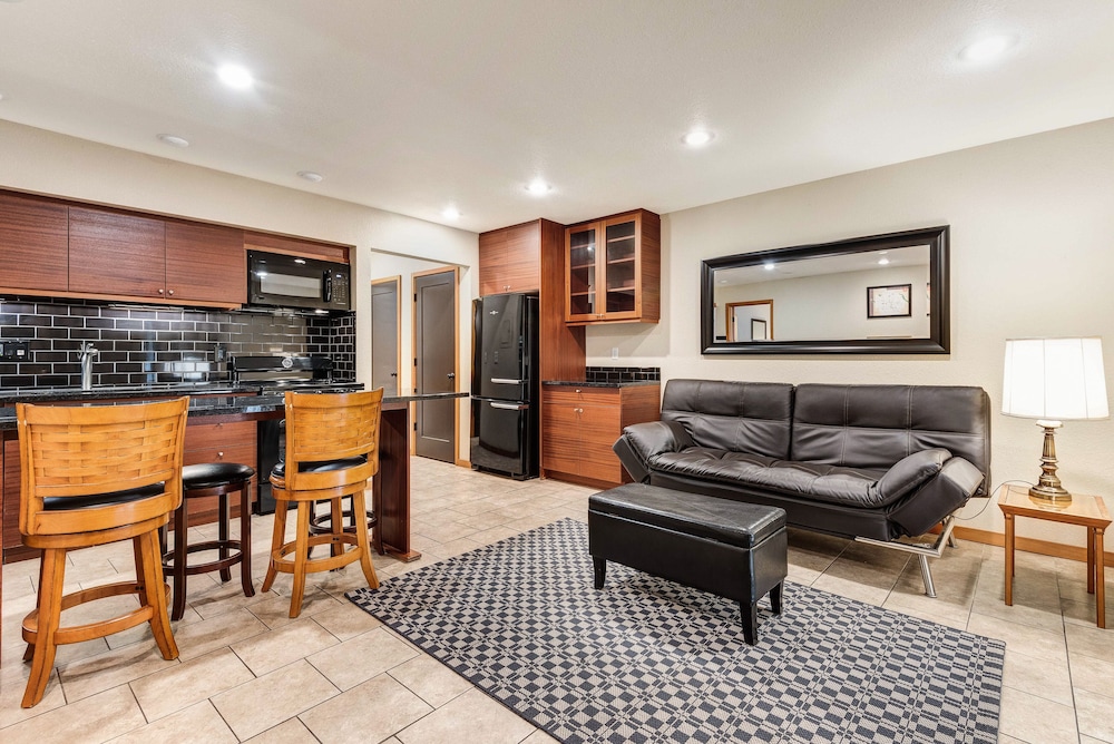 Bend Riverside Inn &amp; Suites 42/51
