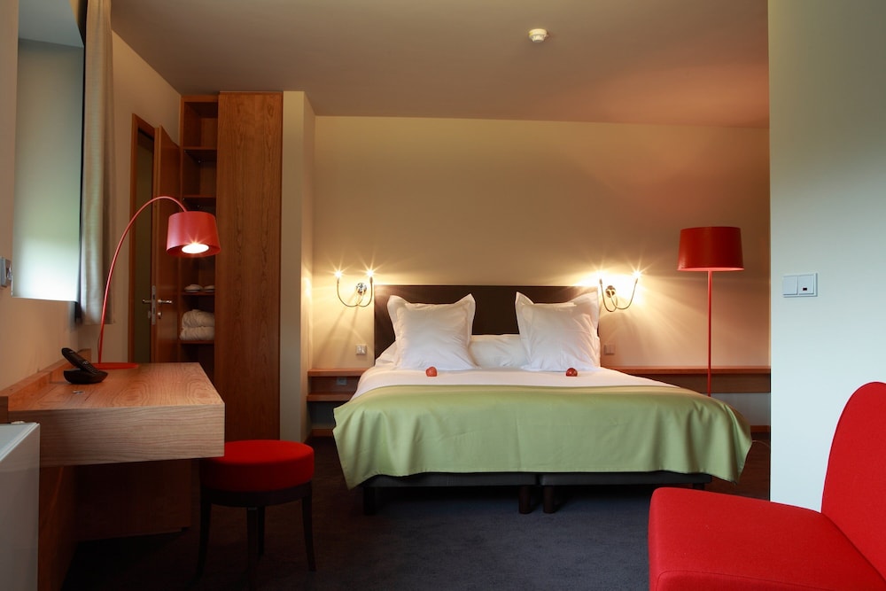 THE SEVEN HOTEL 6/48