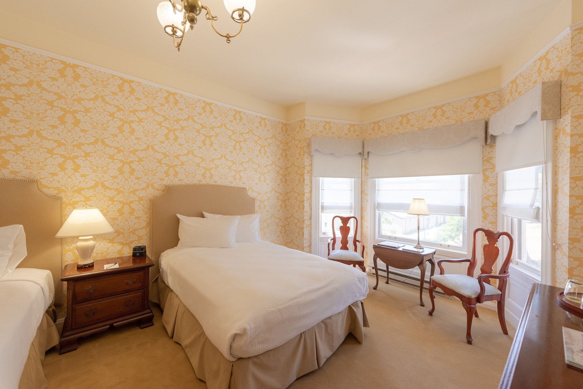 DELUXE, 2 DOUBLE BEDS