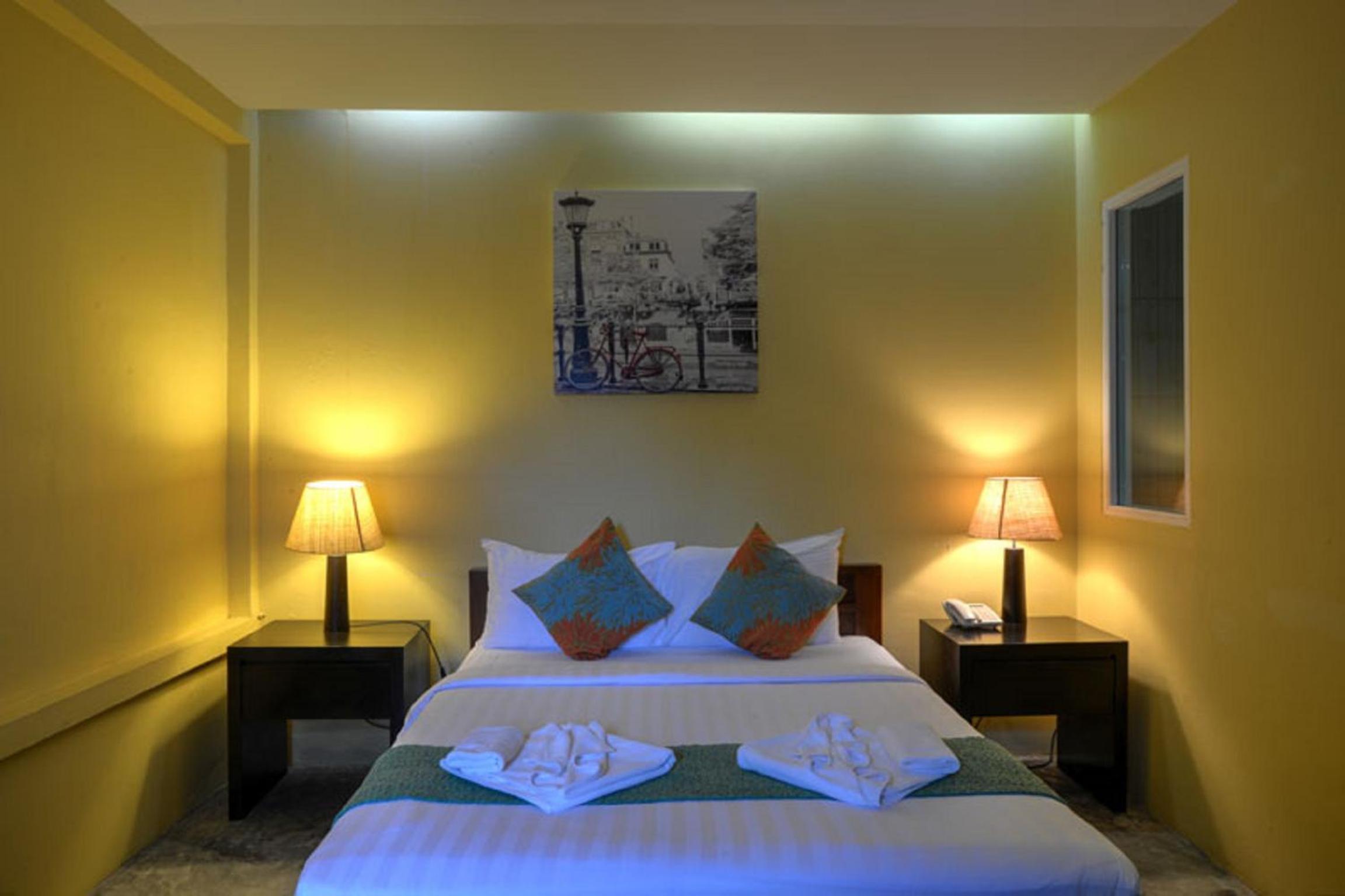 STANDARD, QUEEN BED