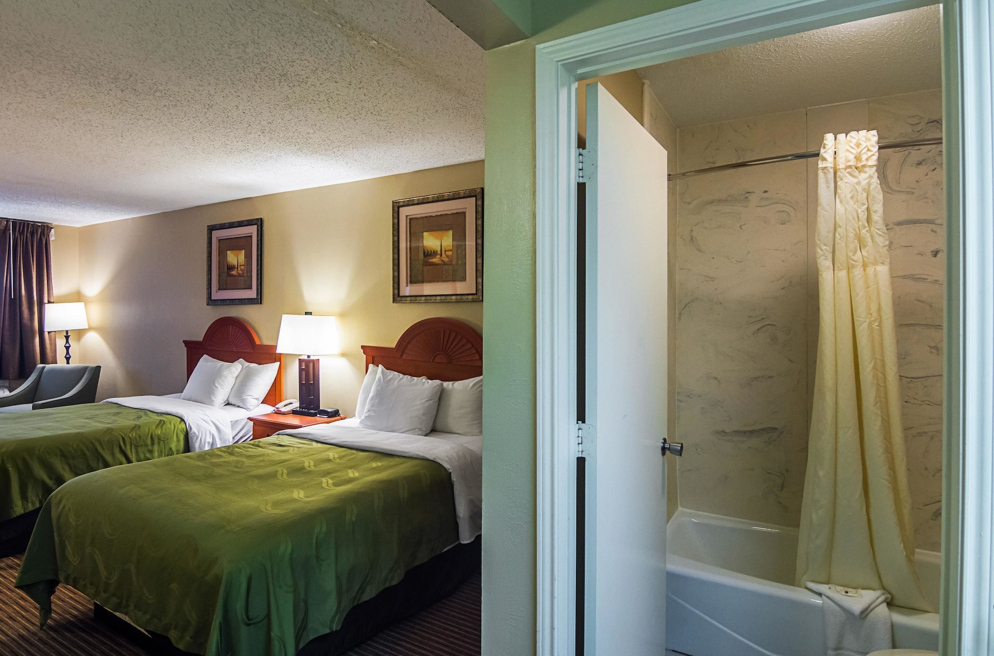 غرفة قياسية بسريرين مزدوجين للمدخنين، Quality Inn Suites Garland East Dallas 3/6