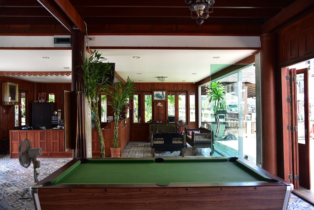 At Home Resort 12/38