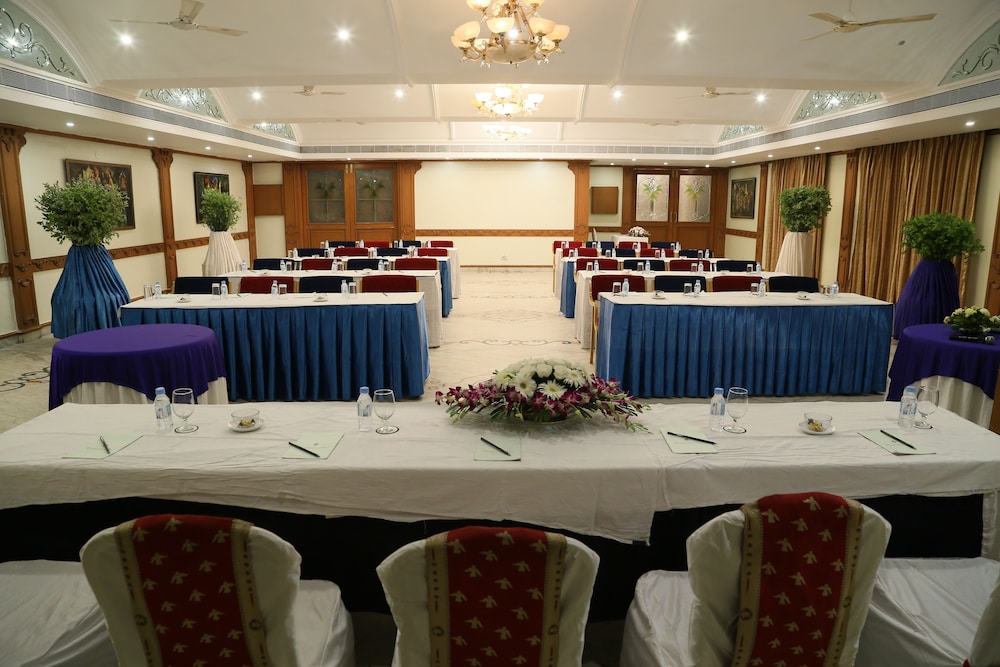 Hotel Amar Vilas 16/35