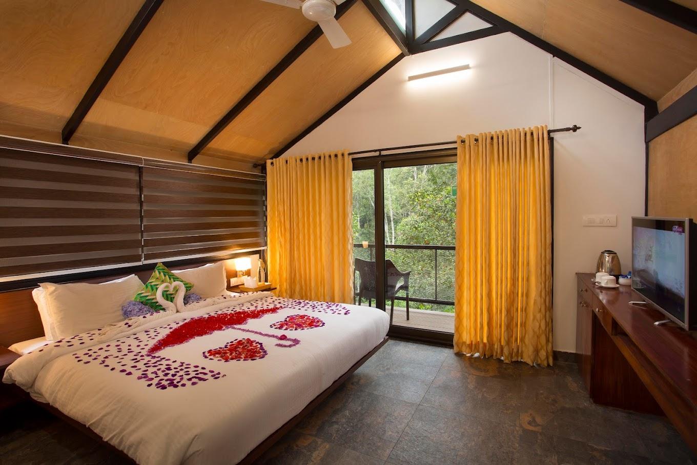 Tree House, Premium, Waterfall View 2/2