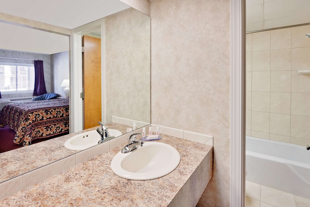 Super 8 by Wyndham Traverse City 7/21