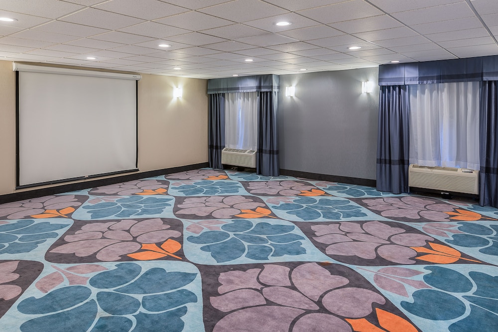 Holiday Inn Express & Suites I-95 Capitol Beltway-Largo 48/57