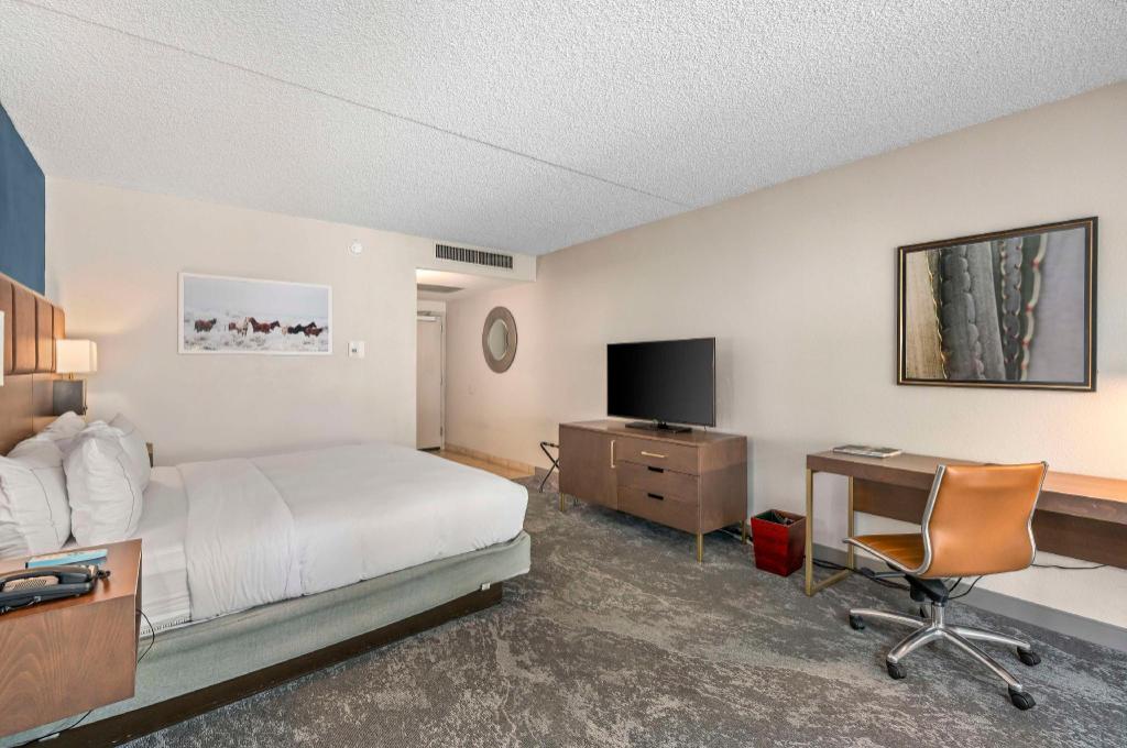 COURTYARD, KING BED, NEAR THE POOL