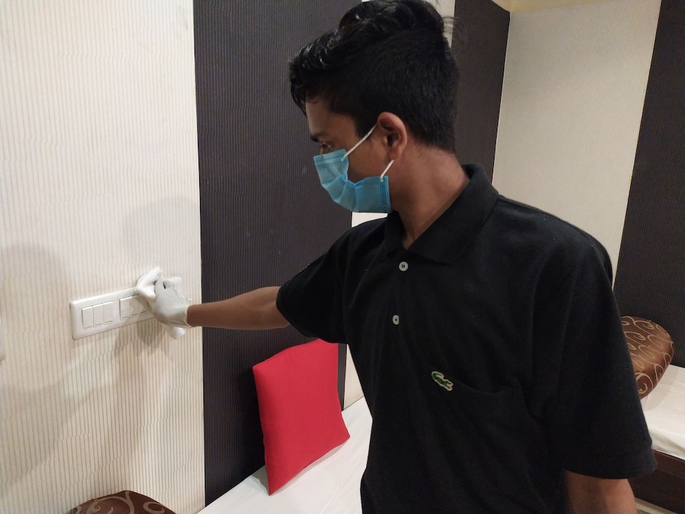Hotel Abi Krishna 32/40
