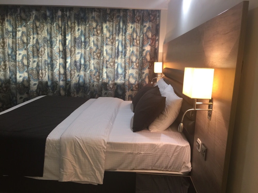 GOLDEN MARINA RESORT 10/50