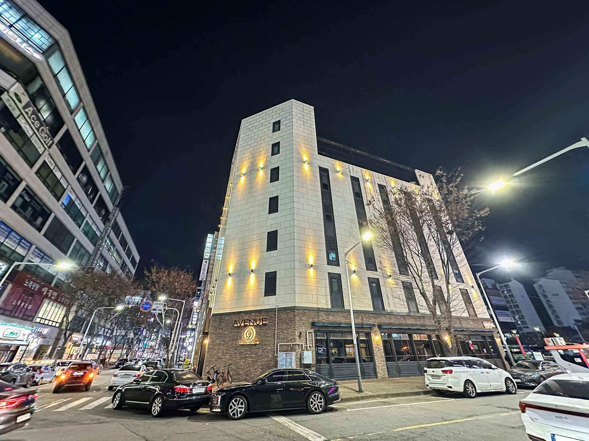 Avenue Nine Hotel 35/36