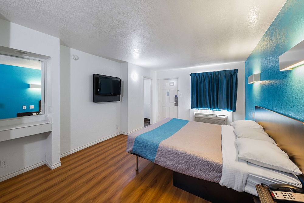 Motel6 Grand Prairie, TX - Interstate 30 25/51