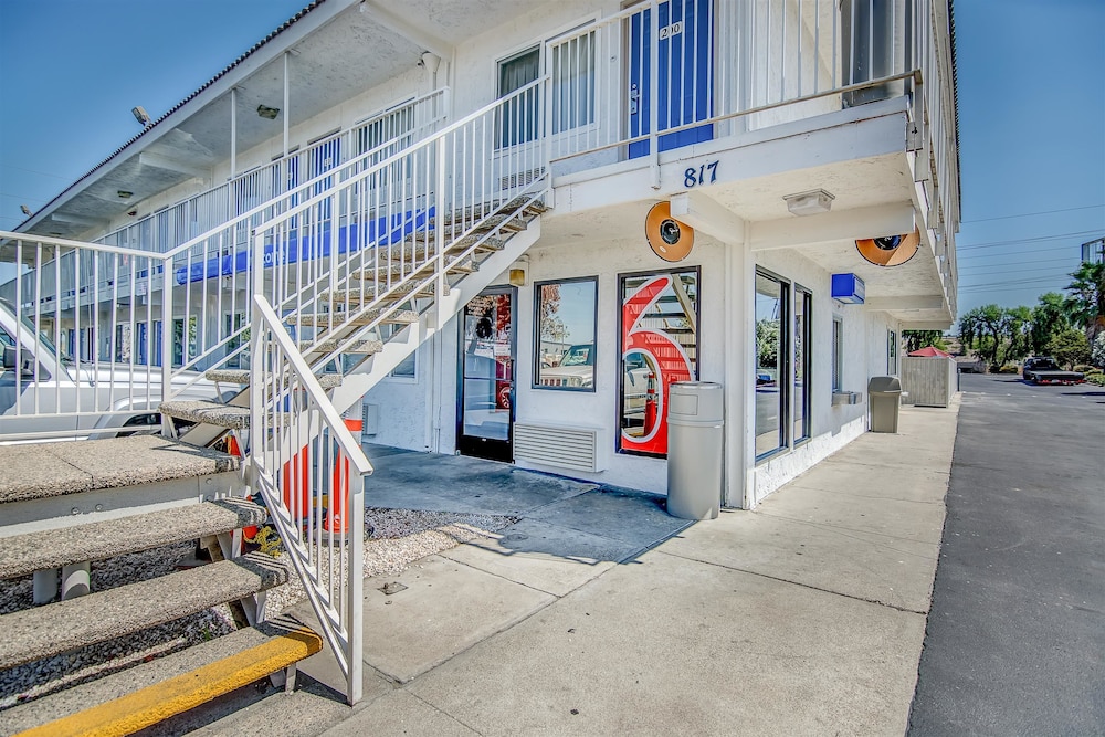 Motel6 Stockton, CA - Charter Way West 20/32