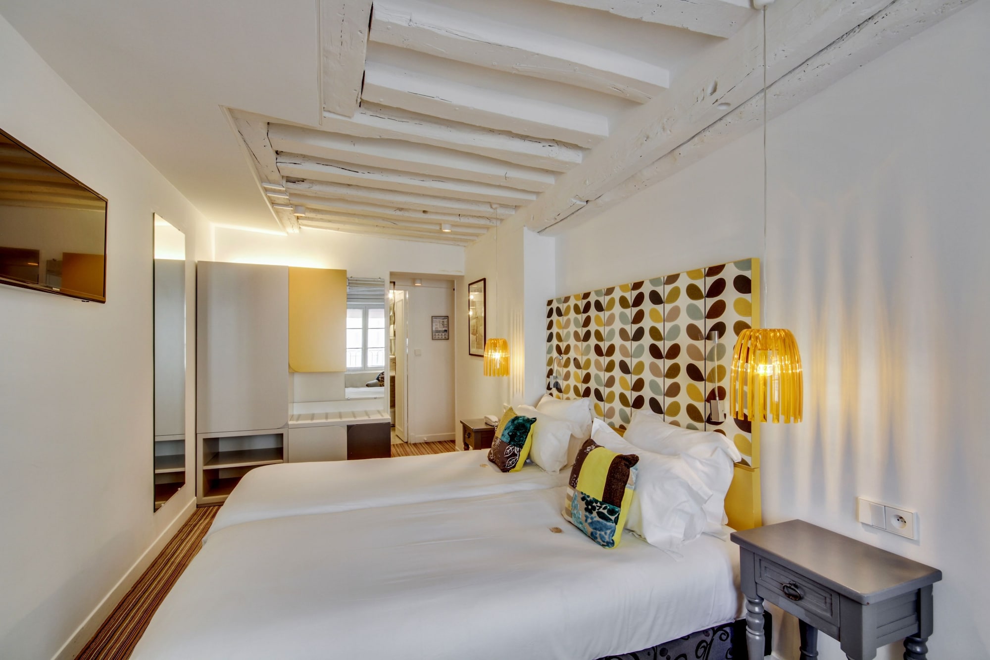 DELUXE, DOUBLE OR TWIN BED
