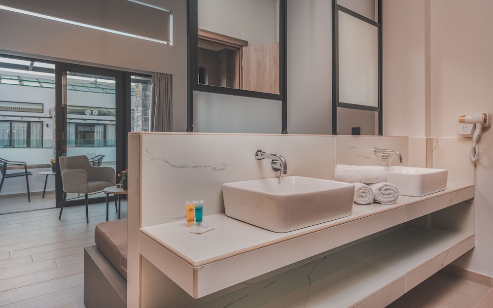 Cavo Suites - Adults Only 9/33