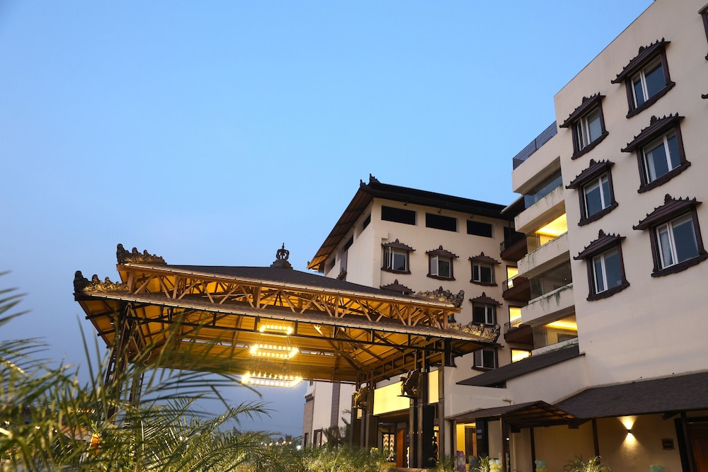 Shyama Sarovar Portico 4/64