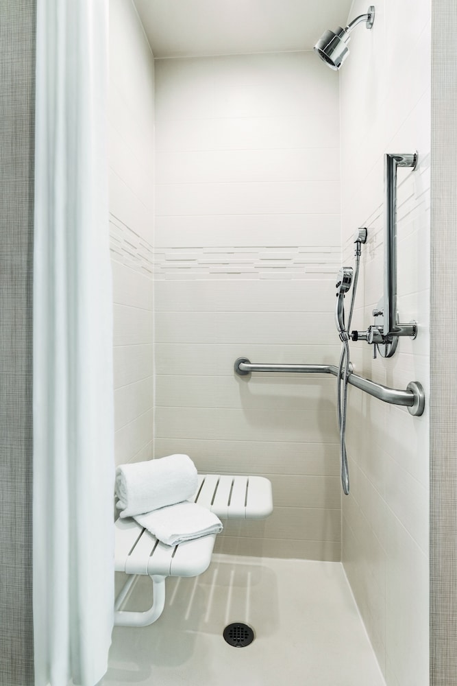 Residence Inn by Marriott New York JFK Airport 34/36
