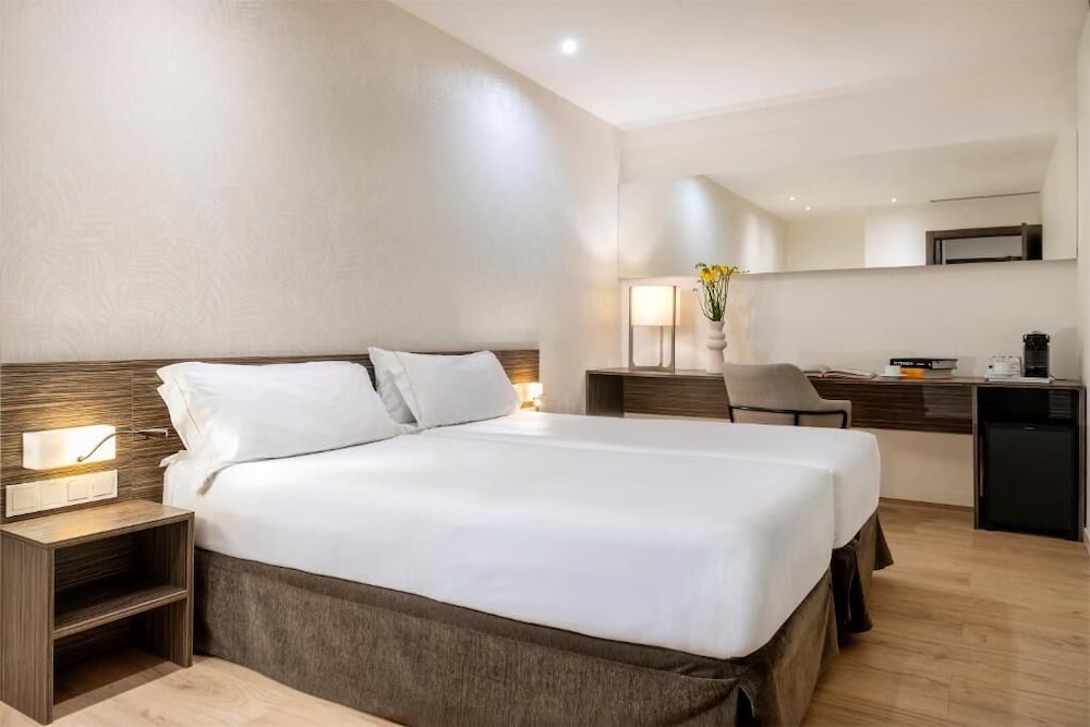 DELUXE, TWIN BEDS