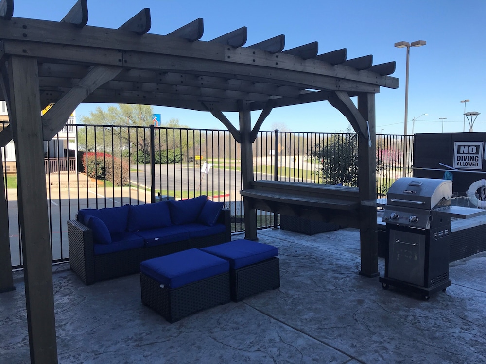 La Quinta Inn & Suites by Wyndham Dallas Grand Prairie North 29/42