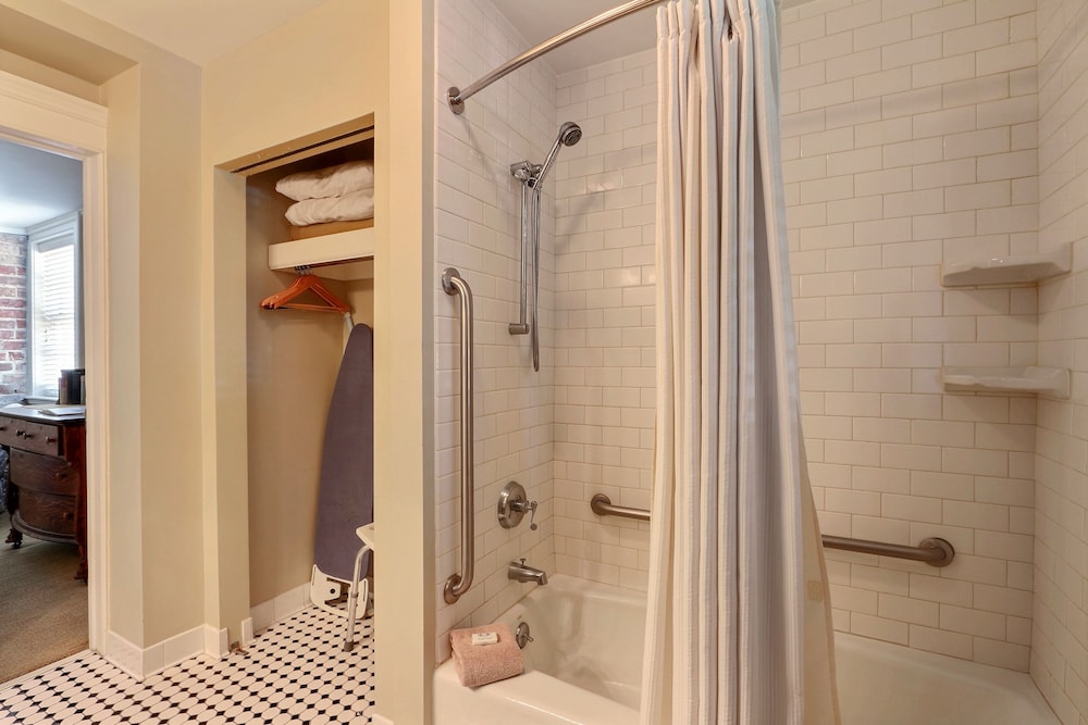 The Presidents Quarters Inn 76/76